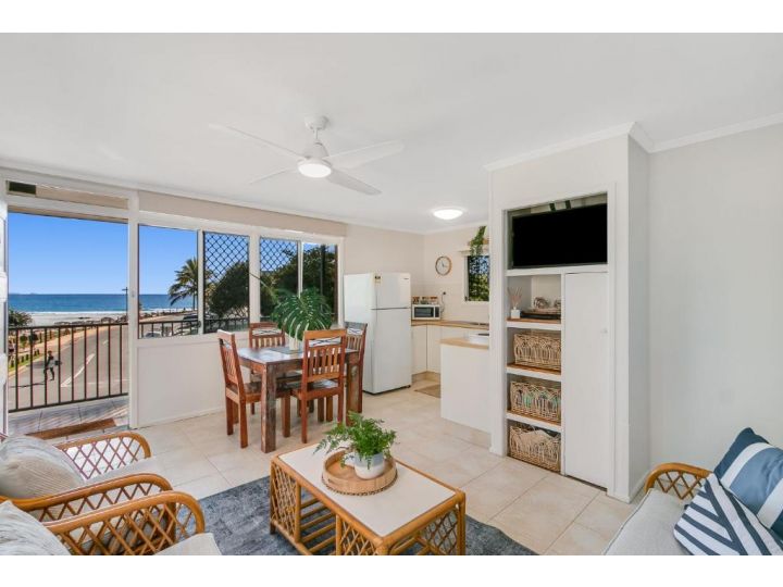 Pacific View unit 3 - Balcony with ocean views Beachfront Rainbow Bay Coolangatta Apartment, Gold Coast - imaginea 2