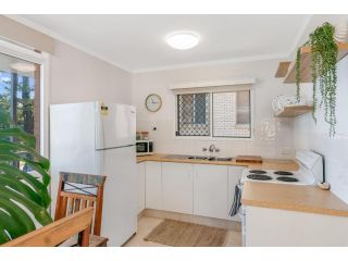 Pacific View unit 3 - Balcony with ocean views Beachfront Rainbow Bay Coolangatta Apartment, Gold Coast - 3