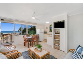 Pacific View unit 3 - Balcony with ocean views Beachfront Rainbow Bay Coolangatta Apartment, Gold Coast - 2
