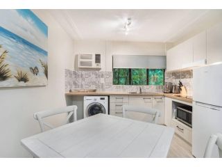 Rare! Modern Unit with Private Fenced garden Close to The Beach PC5 Apartment, Palm Cove - 2