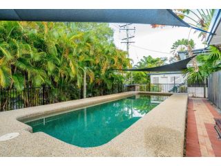 Rare! Modern Unit with Private Fenced garden Close to The Beach PC5 Apartment, Palm Cove - 5