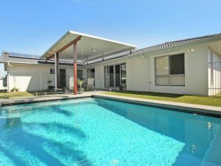 Palm 95 - Modern Four Bedroom Home with Pool Guest house, Mooloolaba - 2