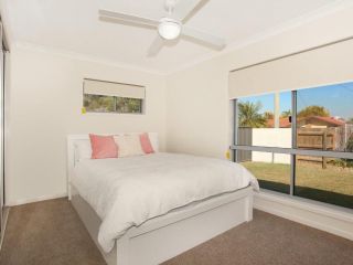 Palm 95 - Modern Four Bedroom Home with Pool Guest house, Mooloolaba - 1