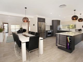 Palm 95 - Modern Four Bedroom Home with Pool Guest house, Mooloolaba - 5