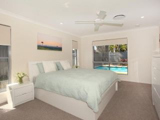 Palm 95 - Modern Four Bedroom Home with Pool Guest house, Mooloolaba - 4