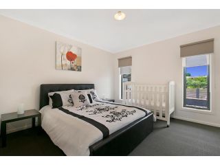 Palm Grove Beach House Dromana Guest house, Dromana - 1