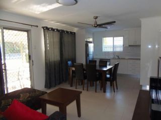 Palmgrove 2 - Rainbow Beach, Pet Friendly, Fully Fenced, Air Conditioned, Five Minutes To Beach Guest house, Rainbow Beach - 4