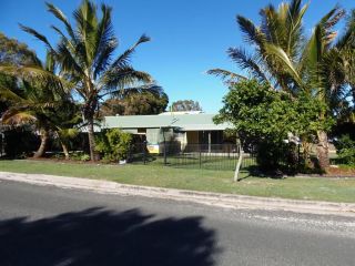 Palmgrove 2 - Rainbow Beach, Pet Friendly, Fully Fenced, Air Conditioned, Five Minutes To Beach Guest house, Rainbow Beach - 1
