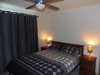 Palmgrove 2 - Rainbow Beach, Pet Friendly, Fully Fenced, Air Conditioned, Five Minutes To Beach Guest house, Rainbow Beach - 5