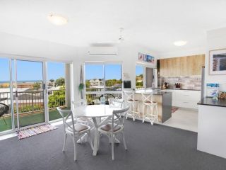 Panorama 4 - Three Bedroom Apartment with Sensational Ocean Views Apartment, Alexandra Headland - 4