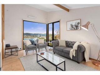 Panoramic water views with stunning interiors Guest house, Bellerive - 1