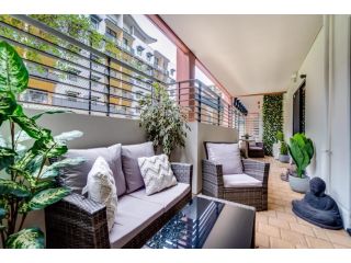 Paradise Pool, Tennis, Parking huge one bedroom CBD Apartment, Perth - 1