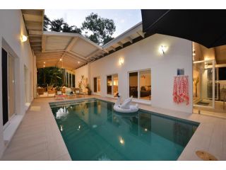Pavilions in the Palms Heated Pool Short Path To Beach Five Bedrooms Sleeps 14 Guest house, Port Douglas - 4