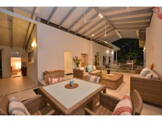 Pavilions in the Palms Heated Pool Short Path To Beach Five Bedrooms Sleeps 14 Guest house, Port Douglas - 3
