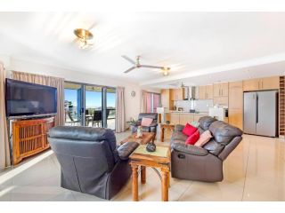 Penthouse Escape with Private Rooftop Apartment, Darwin - 3