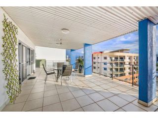 Penthouse Escape with Private Rooftop Apartment, Darwin - 4