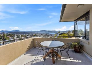 Penthouse style huge balcony panoramic views Apartment, Hobart - 2