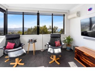Penthouse style huge balcony panoramic views Apartment, Hobart - 5