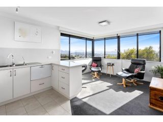 Penthouse style huge balcony panoramic views Apartment, Hobart - 4