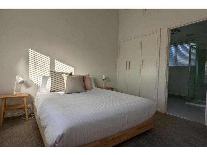 Perfect for groups and families Apartment, Royal Park - imaginea 1