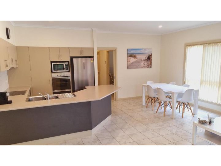 Perfect Location Central Modern Cottage - Free WiFi Guest house, Victor Harbor - imaginea 1