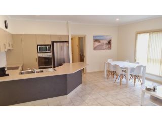 Perfect Location Central Modern Cottage - Free WiFi Guest house, Victor Harbor - 1