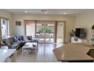 Perfect Location Central Modern Cottage - Free WiFi Guest house, Victor Harbor - 4