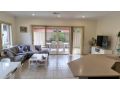 Perfect Location Central Modern Cottage - Free WiFi Guest house, Victor Harbor - thumb 4