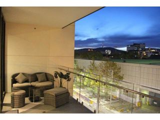 Perfectly Located Modern Apartment - Canberra CBD Apartment, Canberra - 2