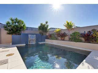 Pet Friendly 5 BR Family Home w Pool at Caloundra Guest house, Queensland - 2