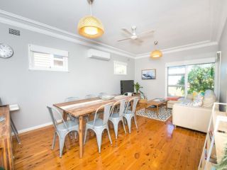 Pet Friendly 5 Victor Parade Guest house, Shoal Bay - 3