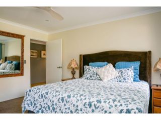 Pet Friendly Beautiful Family Home Minutes Walk From The Busselton Beachfront Guest house, Vasse - 5
