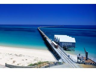 Pet Friendly Beautiful Family Home Minutes Walk From The Busselton Beachfront Guest house, Vasse - 2