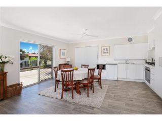 Booker Pde 34, Unit 2 - Pet Friendly - Guest house, Queensland - 1