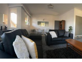 Pet Friendly Central home in the heart of town Guest house, Warrnambool - 1