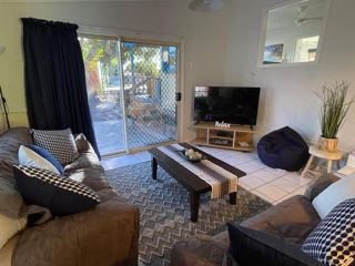 Pet Friendly Cottage in Torquay - Hervey Bay 430m or 5 min walk to dog friendly Shelly Beach Guest house, Queensland - 2