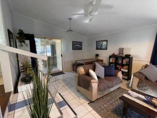 Pet Friendly Cottage in Torquay - Hervey Bay 430m or 5 min walk to dog friendly Shelly Beach Guest house, Queensland - 4
