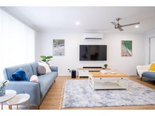 Pet Friendly Dicky Beach Home away from Home Guest house, Caloundra - 2