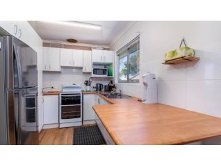 Pet Friendly Family Holiday Getaway Guest house, Bellara - 3