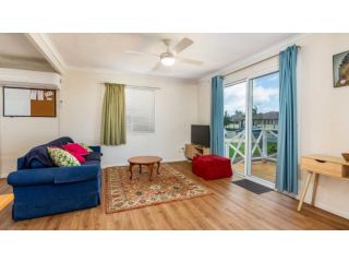 Pet Friendly Family Holiday Getaway Guest house, Bellara - 1