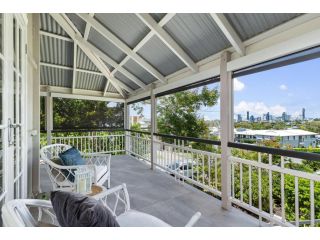 Pet Friendly Family Home In Brisbane - Relocations and Family Stays - Fast Internet - Parking - Netflix Guest house, Brisbane - 1