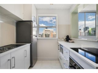 Picturesque City Living, Moments From Everything Apartment, Brisbane - 2
