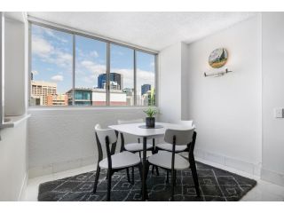 Picturesque City Living, Moments From Everything Apartment, Brisbane - 3