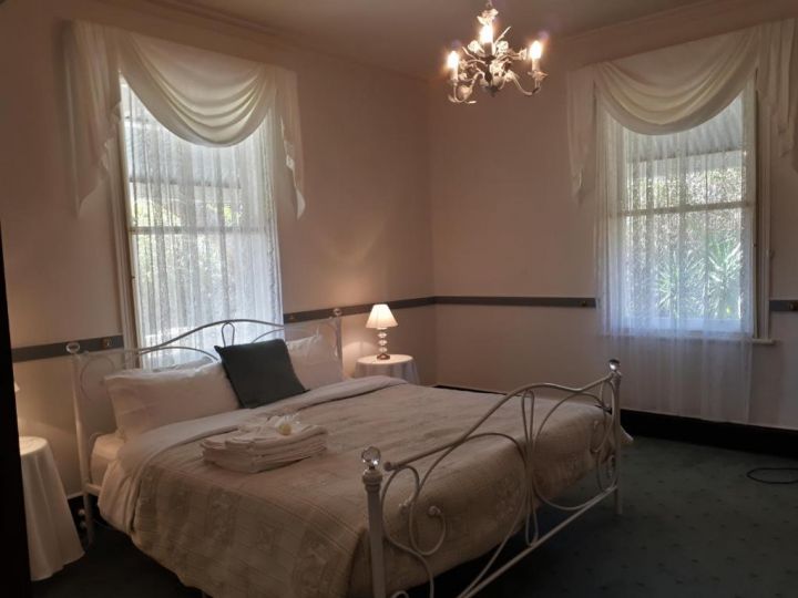 Plynlimmon-1860 Heritage Cottage & Private Room 50m from Heritage Cottage Guest house, Kurrajong - imaginea 8