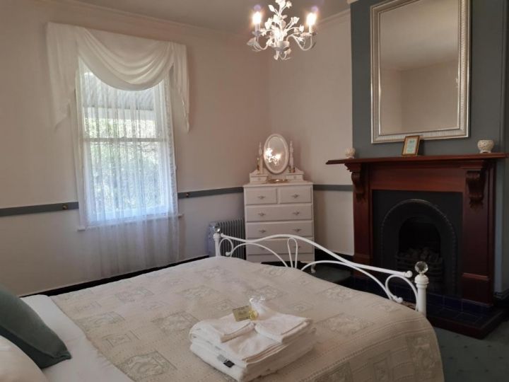 Plynlimmon-1860 Heritage Cottage & Private Room 50m from Heritage Cottage Guest house, Kurrajong - imaginea 19