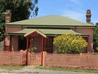 Kerrellie Cottages 2, 4 & 8 Reid Street Guest house, Strahan - 2