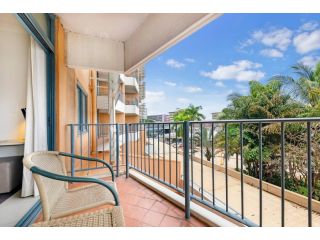 Poolside Resort Living on Esplanade with Balcony Apartment, Darwin - 4