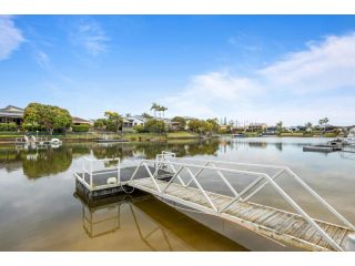 Premium 4-Bed Home with Pool and Pontoon Guest house, Gold Coast - 3