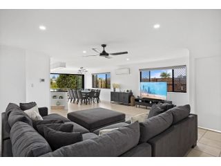 Premium 4-Bed Home with Pool and Pontoon Guest house, Gold Coast - 1