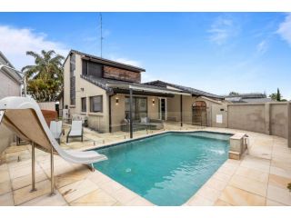 Premium 4-Bed Home with Pool and Pontoon Guest house, Gold Coast - 2